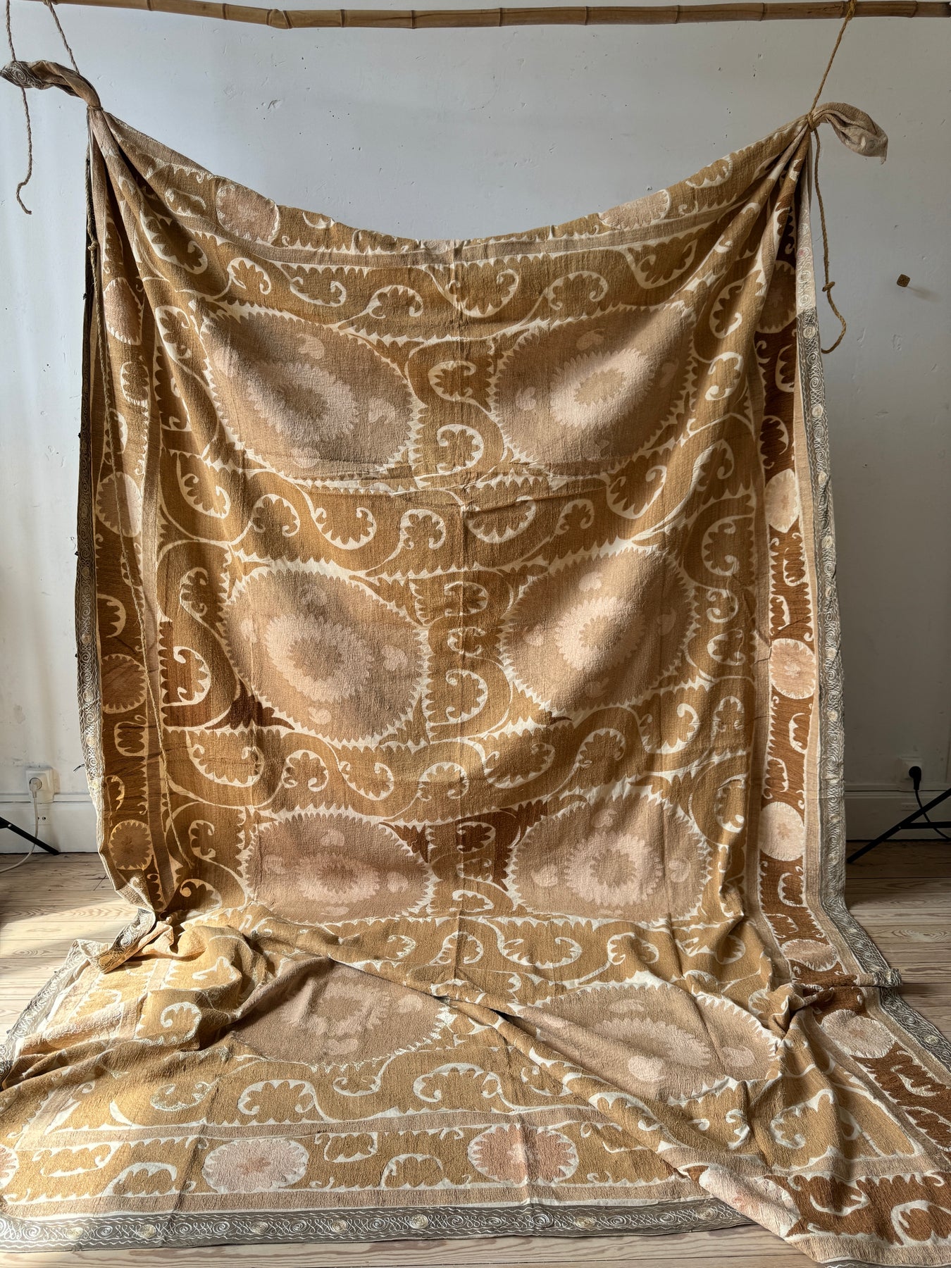 Large Tenture Orientale Iranienne Année 1950 Broderie De Soie rideau ou Large Tenture Orientale Iranienne Année 1950 Broderie De Soie rideau ou