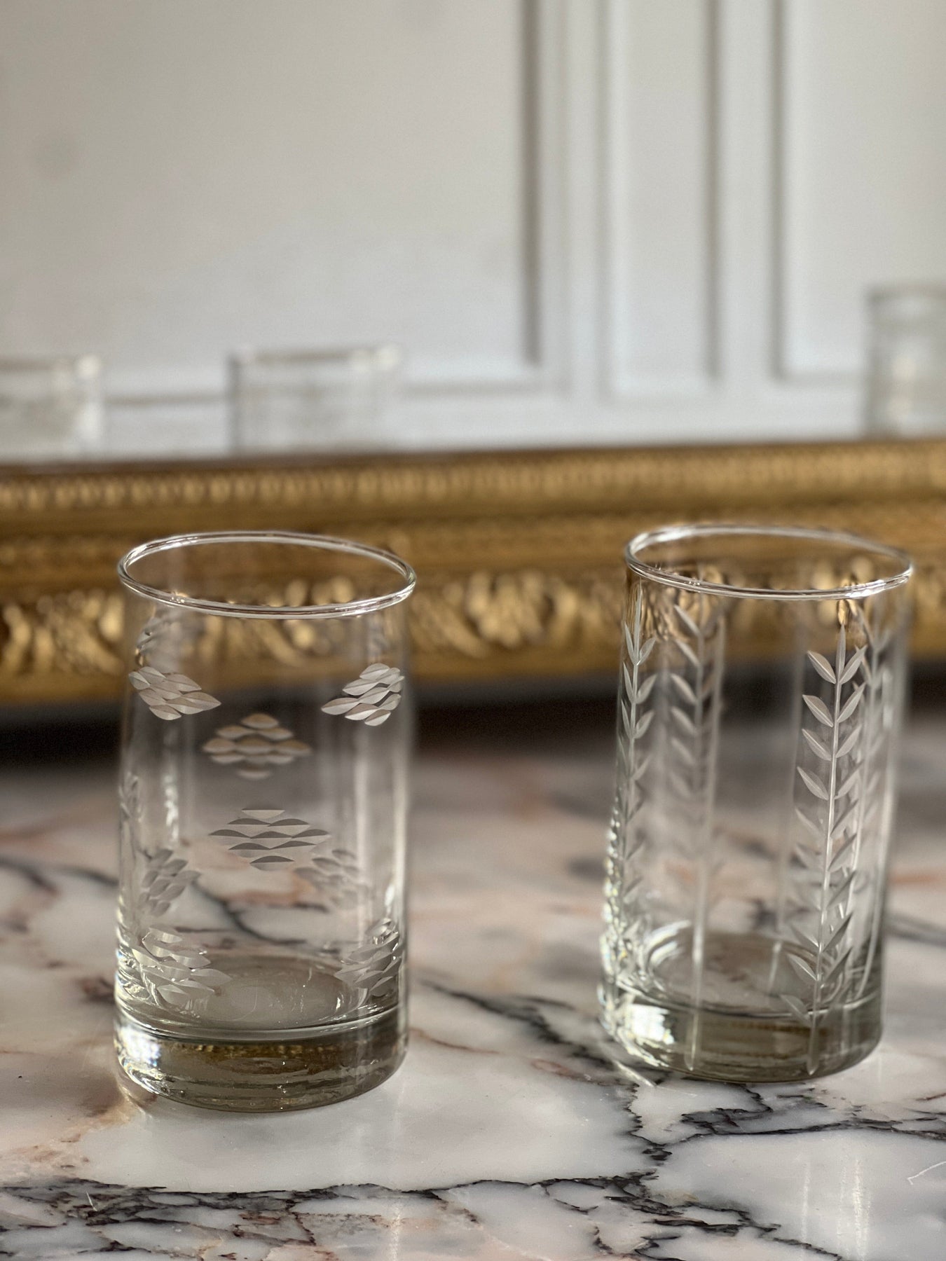 Pichet en verre gravé, décor feuillage, années 50 Pichet en verre gravé, décor feuillage, années 50